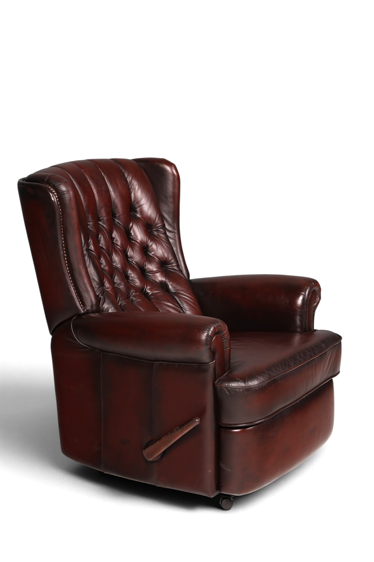Hauptstadt Möblerei brauner Chesterfield Ohrensessel aus Echtleder mit Knopfheftung und Relaxfunktion