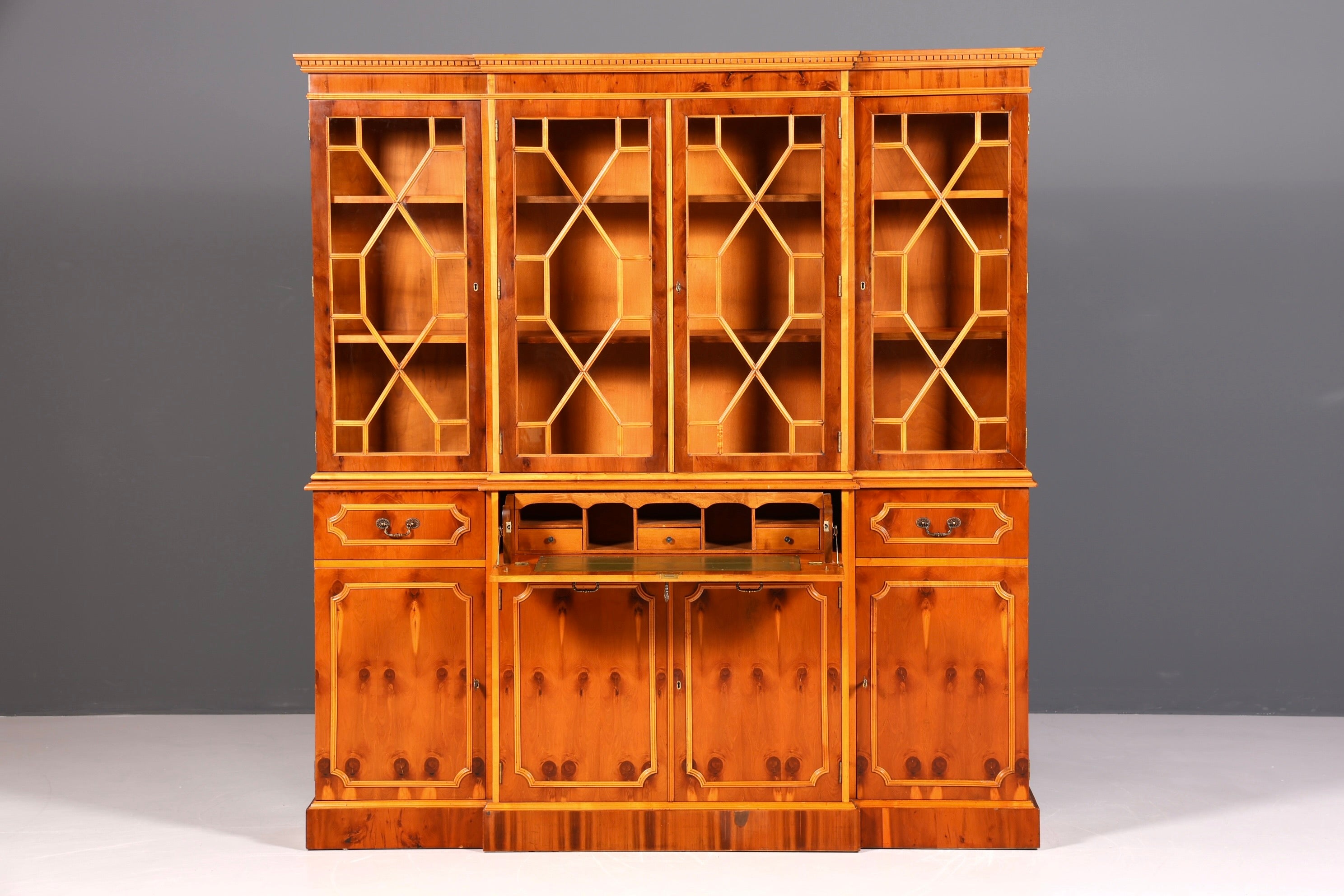 Traumhafte Englische Vitrine Bücherschrank Buffet Antik Stil Englisch Eibe Glasvitrine Bibliothek