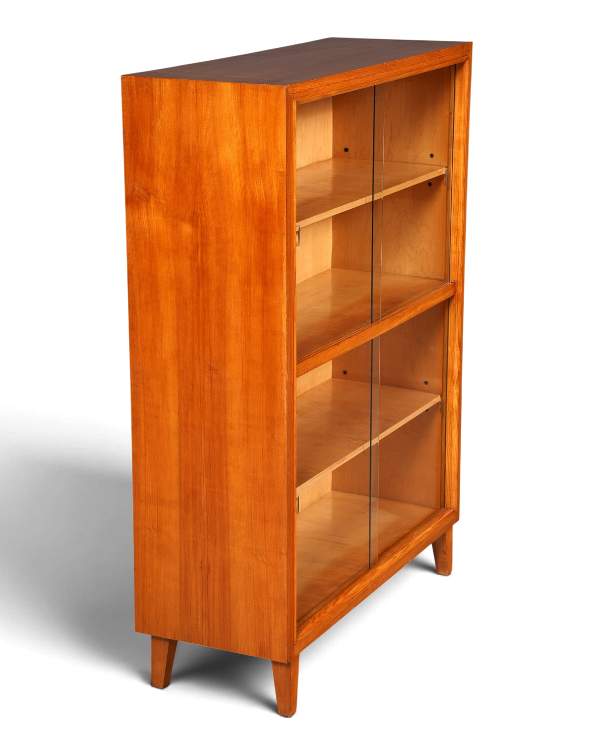 Hauptstadt Möblerei Vitrinenschrank aus hellem Holz mit zwei Glas-Schiebetüren und konischen Beinen im Mid-Century-Stil