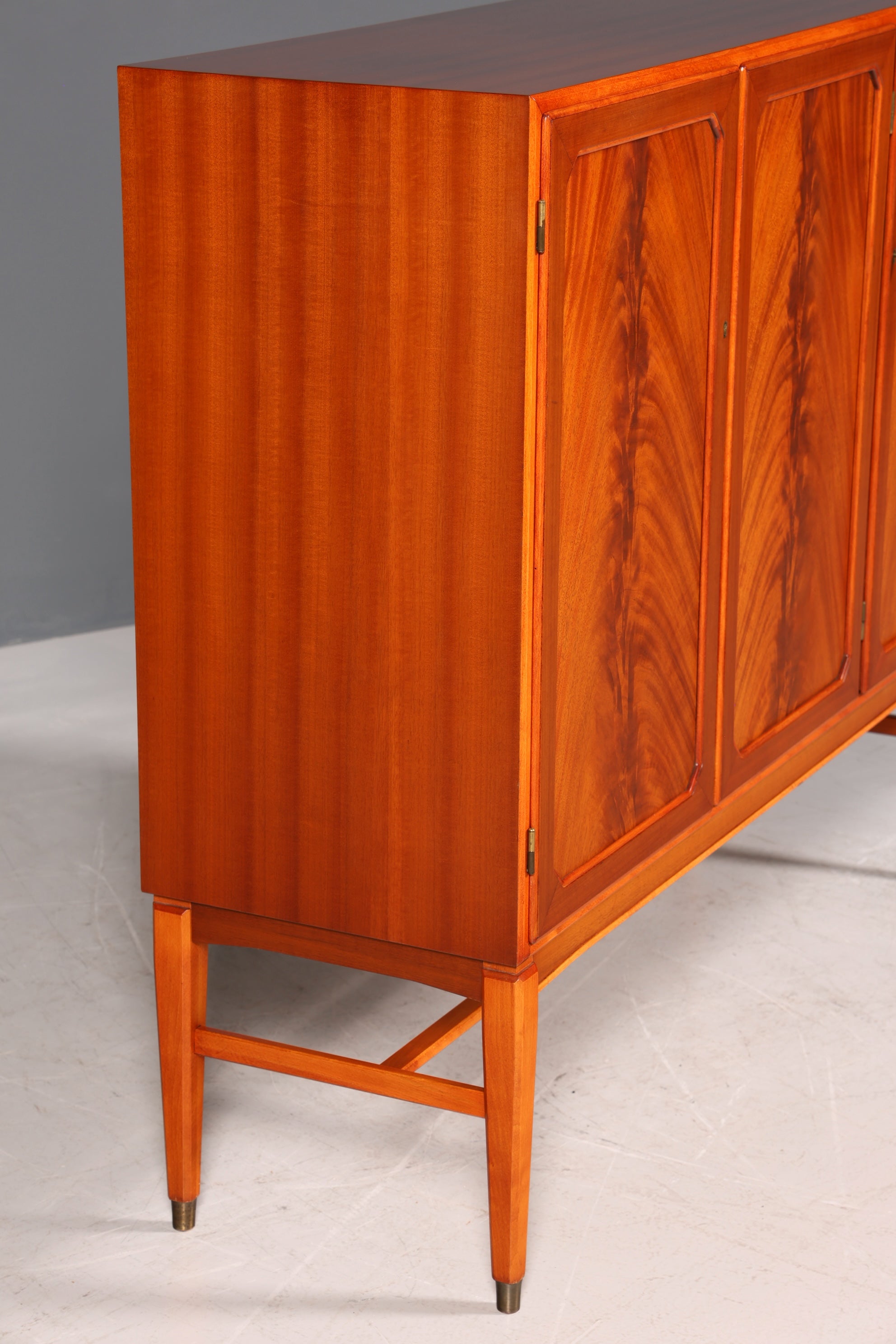 Wunderschöner Schrank im Gustavianischen Stil 60er Jahre Wäscheschrank Vertiko Mid Century Aktenschrank Kommode