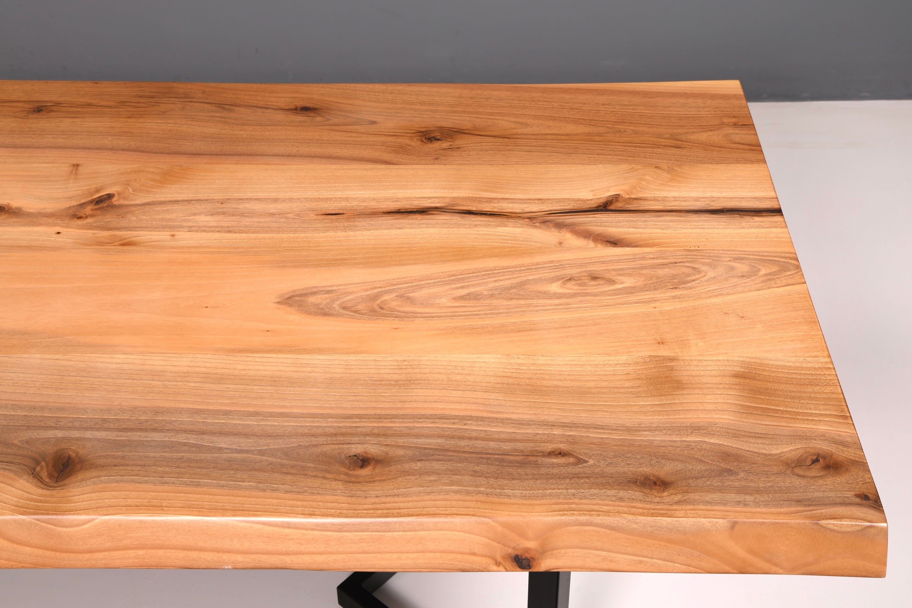 Traumhafter Nussbaum Tisch 260cm-95cm Esszimmer Tisch Baumkanten Platte Massiv Holz Küchentisch
