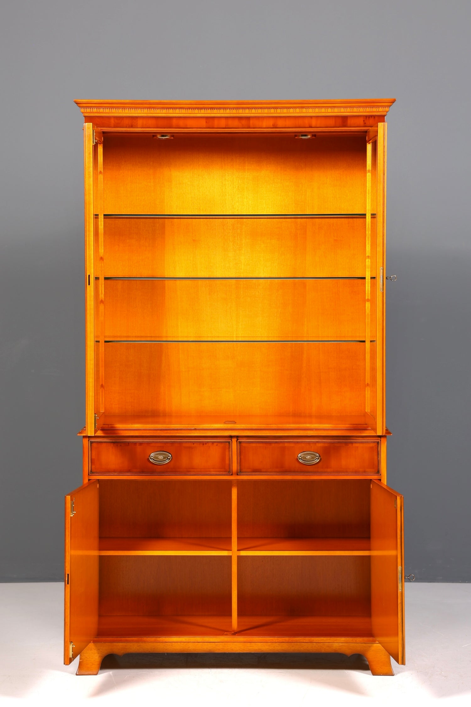 Wunderschöne Original Heldense Vitrine Englische Eibe Bücherschrank Antik Stil Glasvitrine