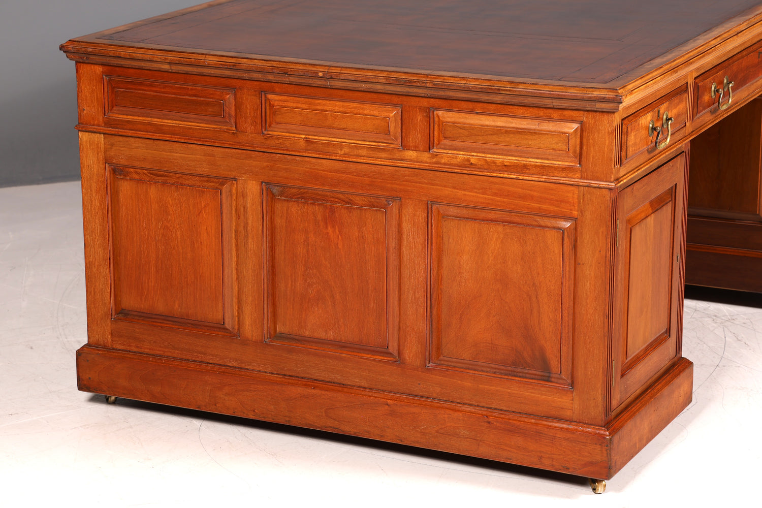 G146 Finish cm Wunderschöner Englischer Schreibtisch echt Lederauflage Bürotisch Antik Stil Office Desk