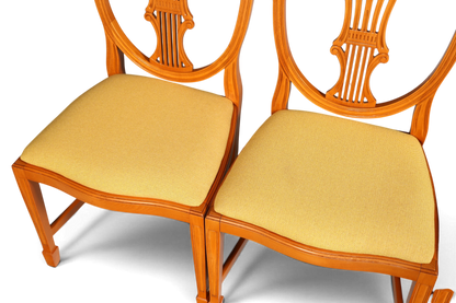 Hauptstadt Möblerei Set aus zwei englischen Regency Stühlen mit hellem Holz und gelb gepolsterten Sitzflächen