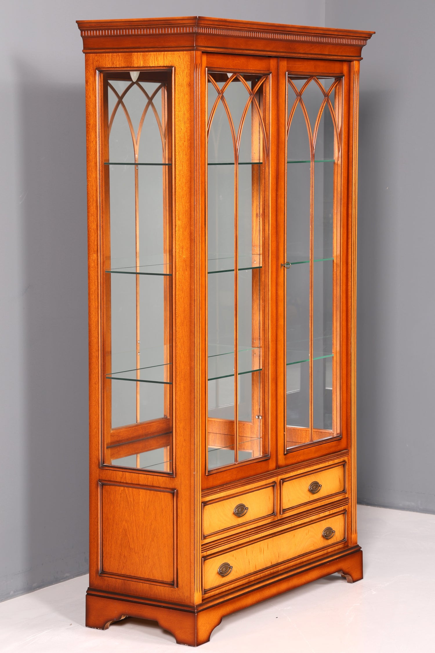 Wunderschöne Englische Vitrine Eibe Bücherschrank Buffet Antik Stil Glasvitrine