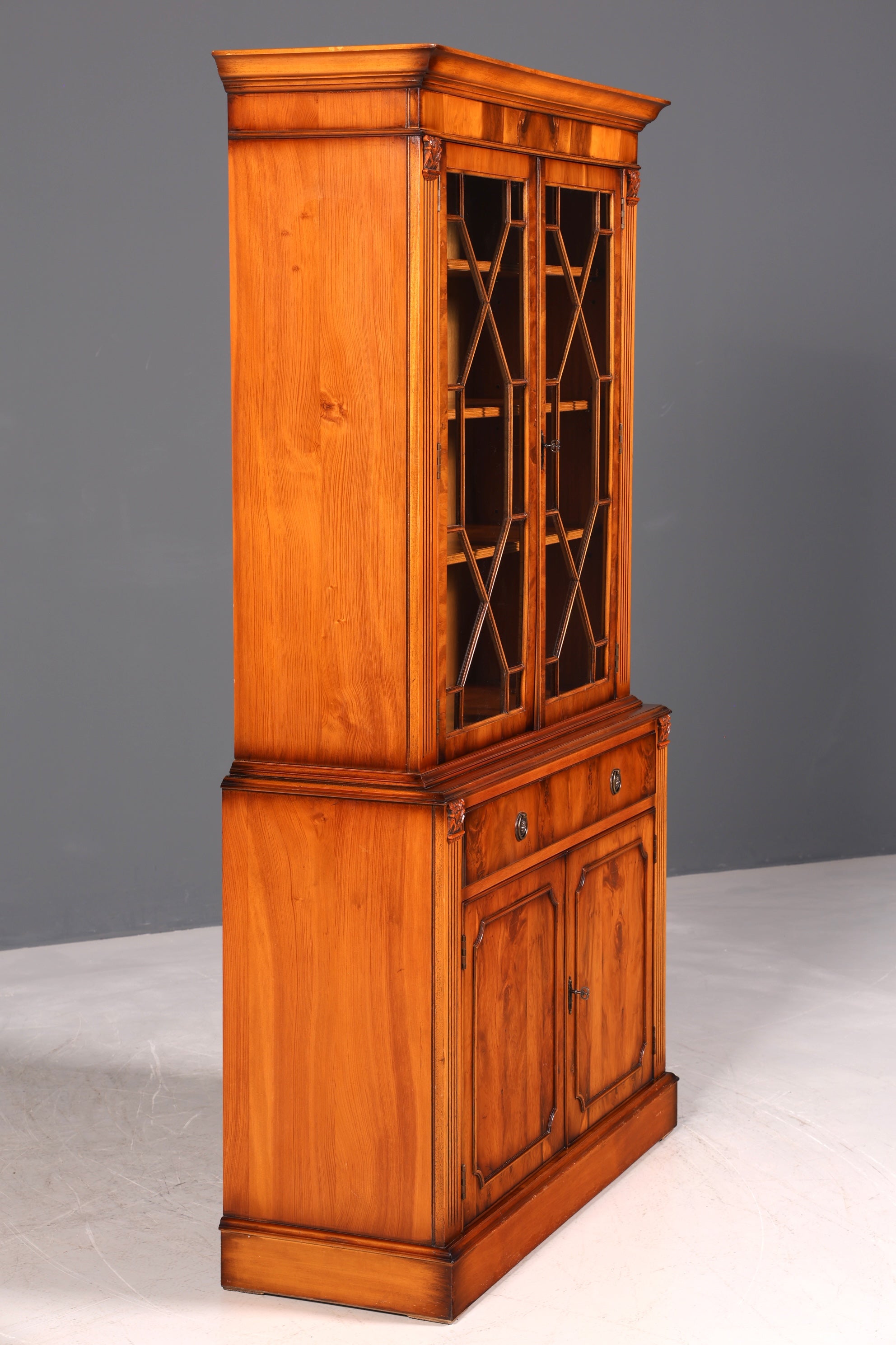 F995 Finish cm, Wunderschöne Englische Vitrine Bücherschrank Buffet Antik Stil Englisch Eibe Glasvitrine Bibliothek