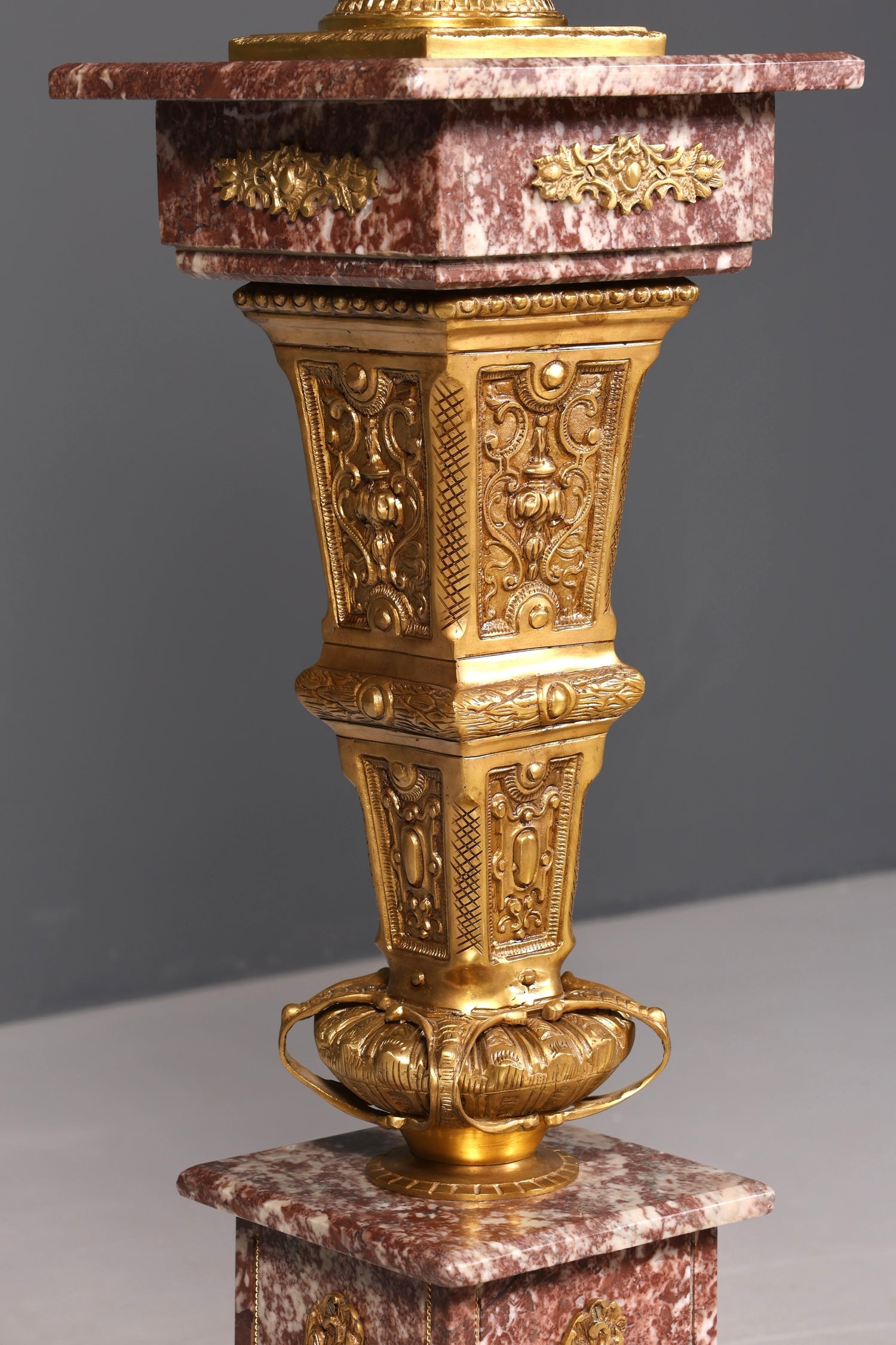 Wunderschöne Barock Stil Säule mit Vase Louis XV Marmor Blumensäule Naturstein Sockel Ablage