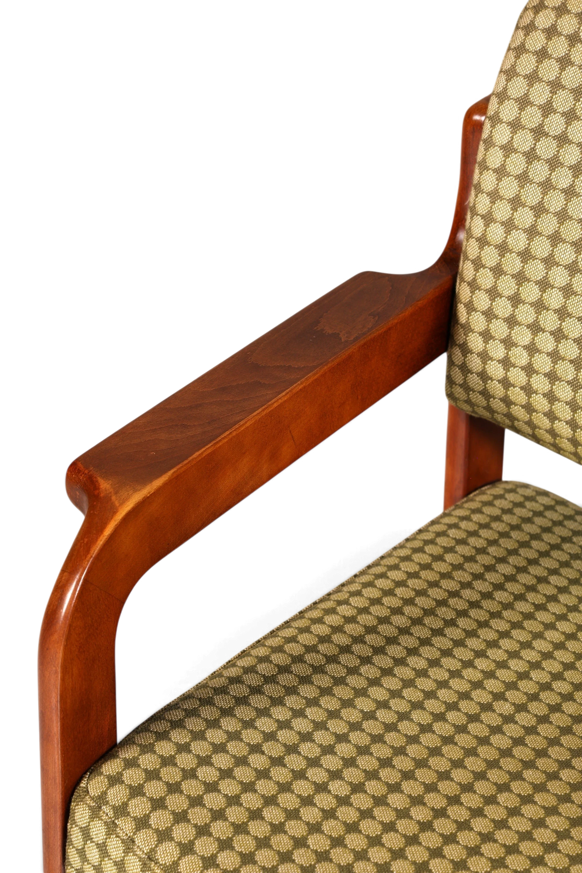 Hauptstadt Möblerei Mid Century Armlehnstuhl mit warmem Holzgestell und grün gemustertem Stoffbezug