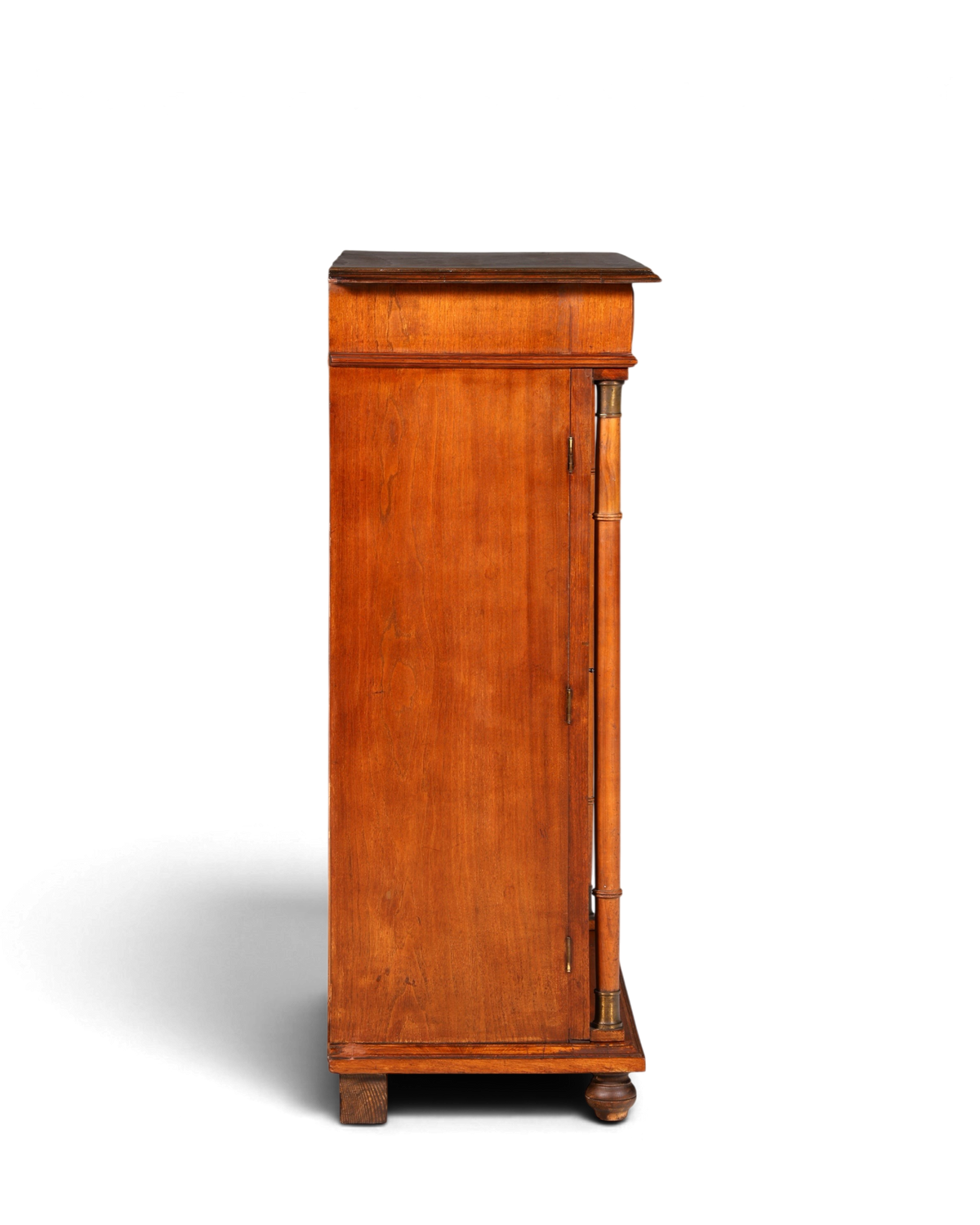 Hauptstadt Möblerei Jugendstil Vertiko Schrank aus massivem Holz mit dekorativen Säulen in Seitenansicht