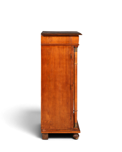 Hauptstadt Möblerei Jugendstil Vertiko Schrank aus massivem Holz mit dekorativen Säulen in Seitenansicht