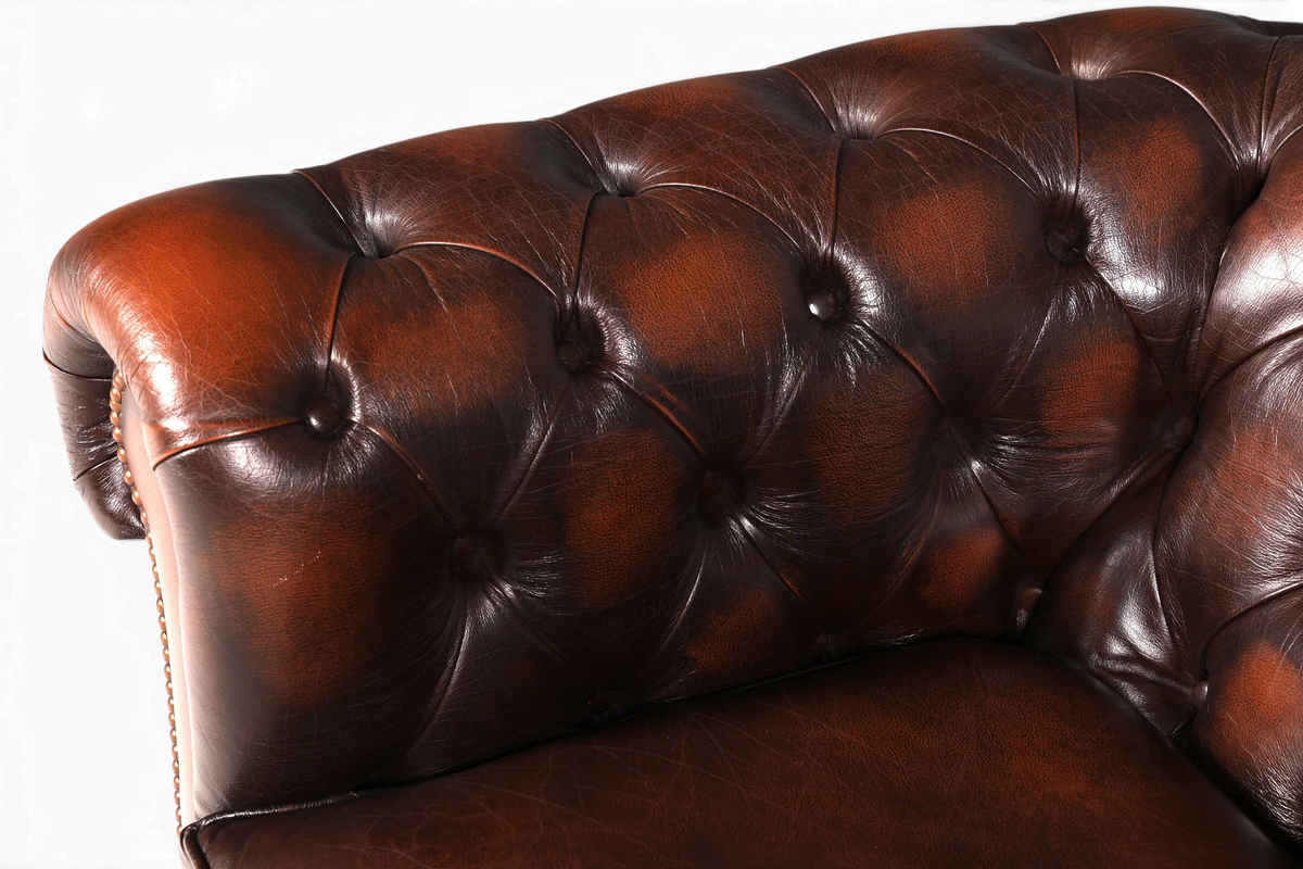 Hauptstadt Möblerei Original Centurion Chesterfield Sessel aus braunem Echtleder mit klassischer Knopfheftung