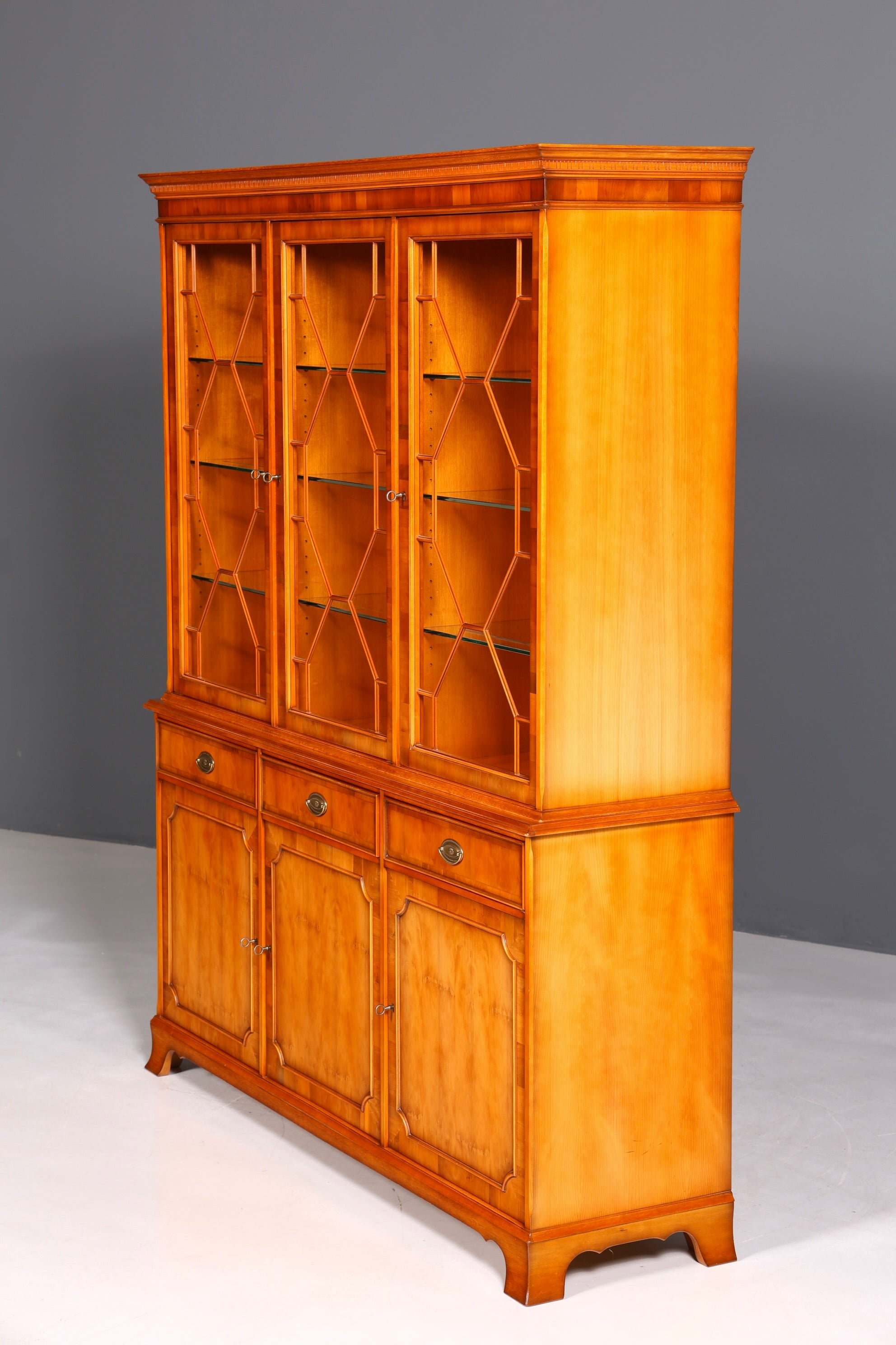 Wunderschöne Original Heldense Vitrine Englische Eibe Bücherschrank Buffet Antik Stil Glasvitrine