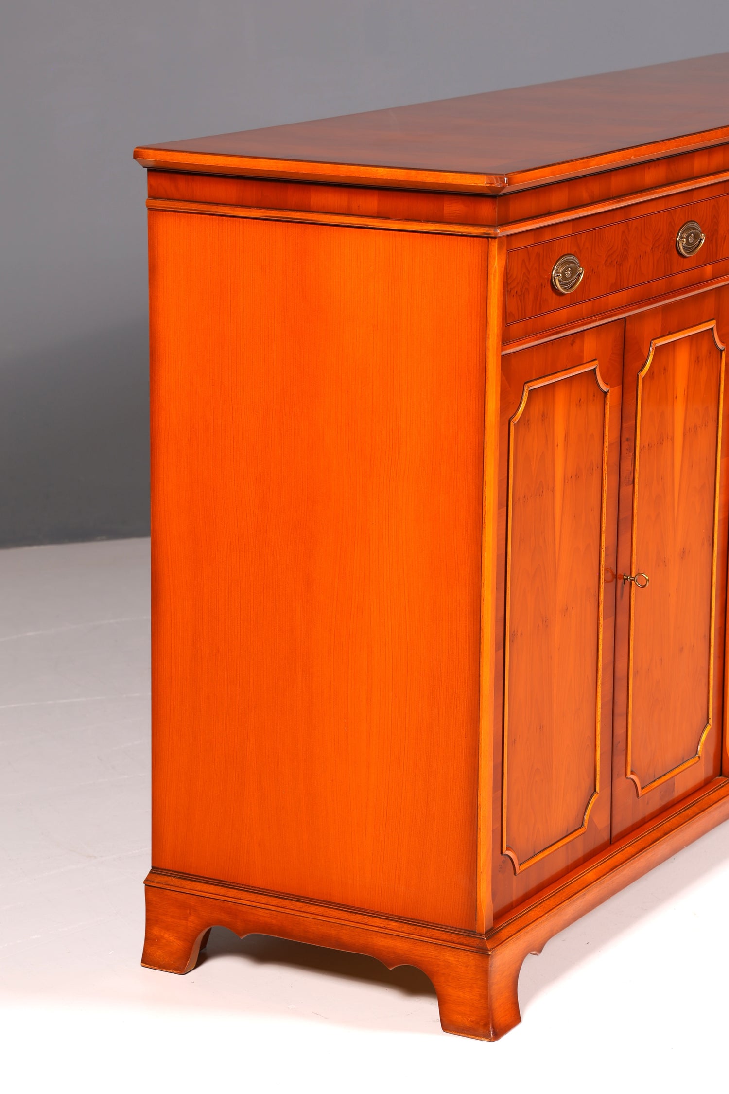 Traumhafter Original Heldense Schrank Englische Eibe Sideboard Echt Holz Antik 60s