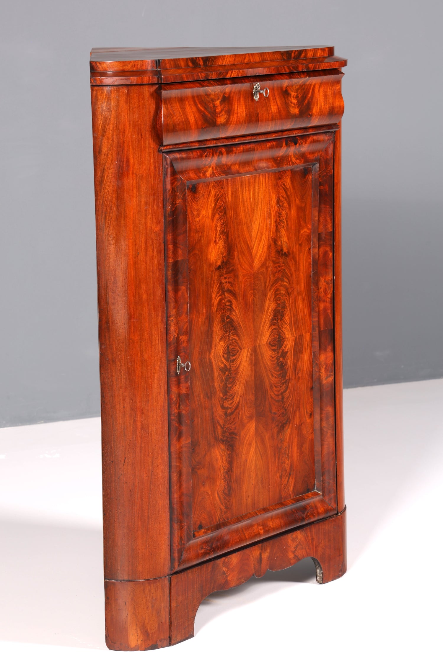 Beautiful Biedermeier corner cabinet, antique mahogany, circa 1860