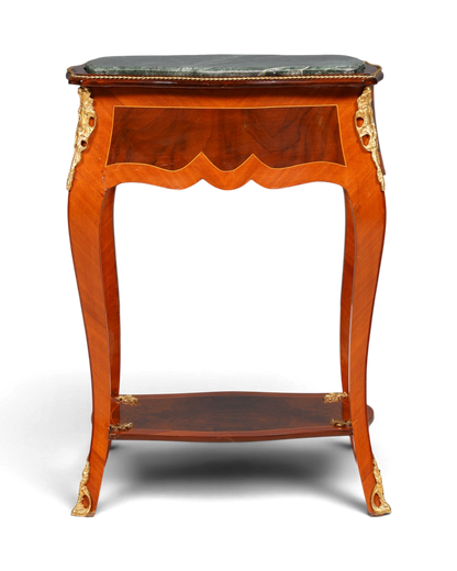 Hauptstadt Möblerei Louis XV Beistelltisch aus Holz mit Marmorplatte, Intarsien und goldenen Messingverzierungen