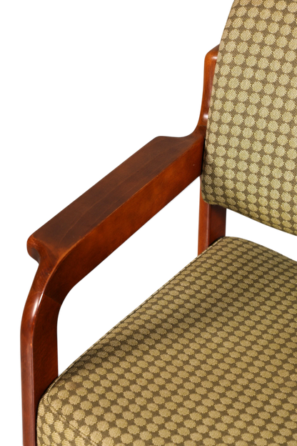 Hauptstadt Möblerei Mid Century Armlehnstuhl aus Holz mit gemustertem grünem Stoffbezug und geschwungenen Armlehnen