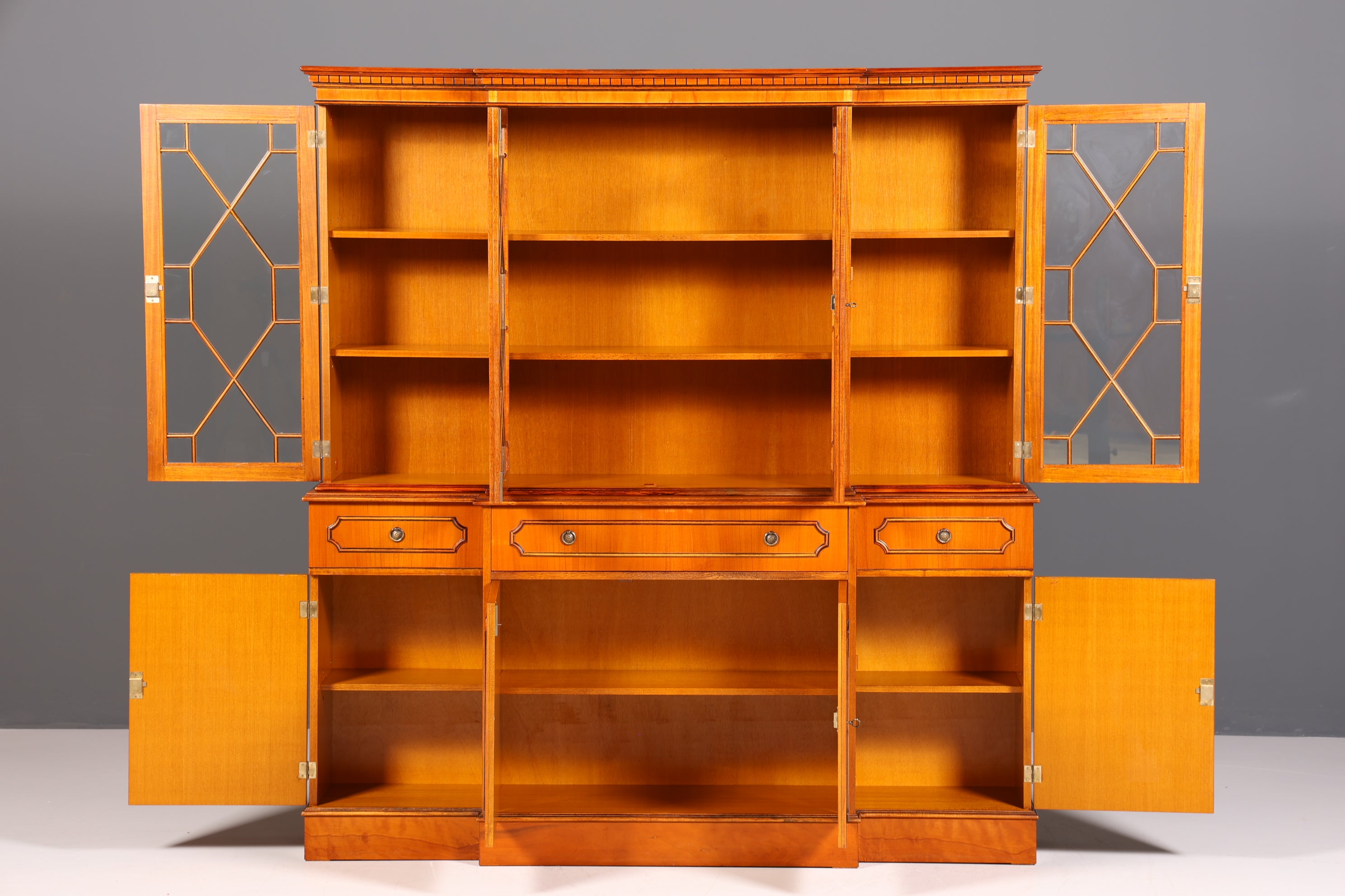 Traumhafte Englische Vitrine Bücherschrank Buffet Antik Stil Englisch Eibe Glasvitrine Bibliothek