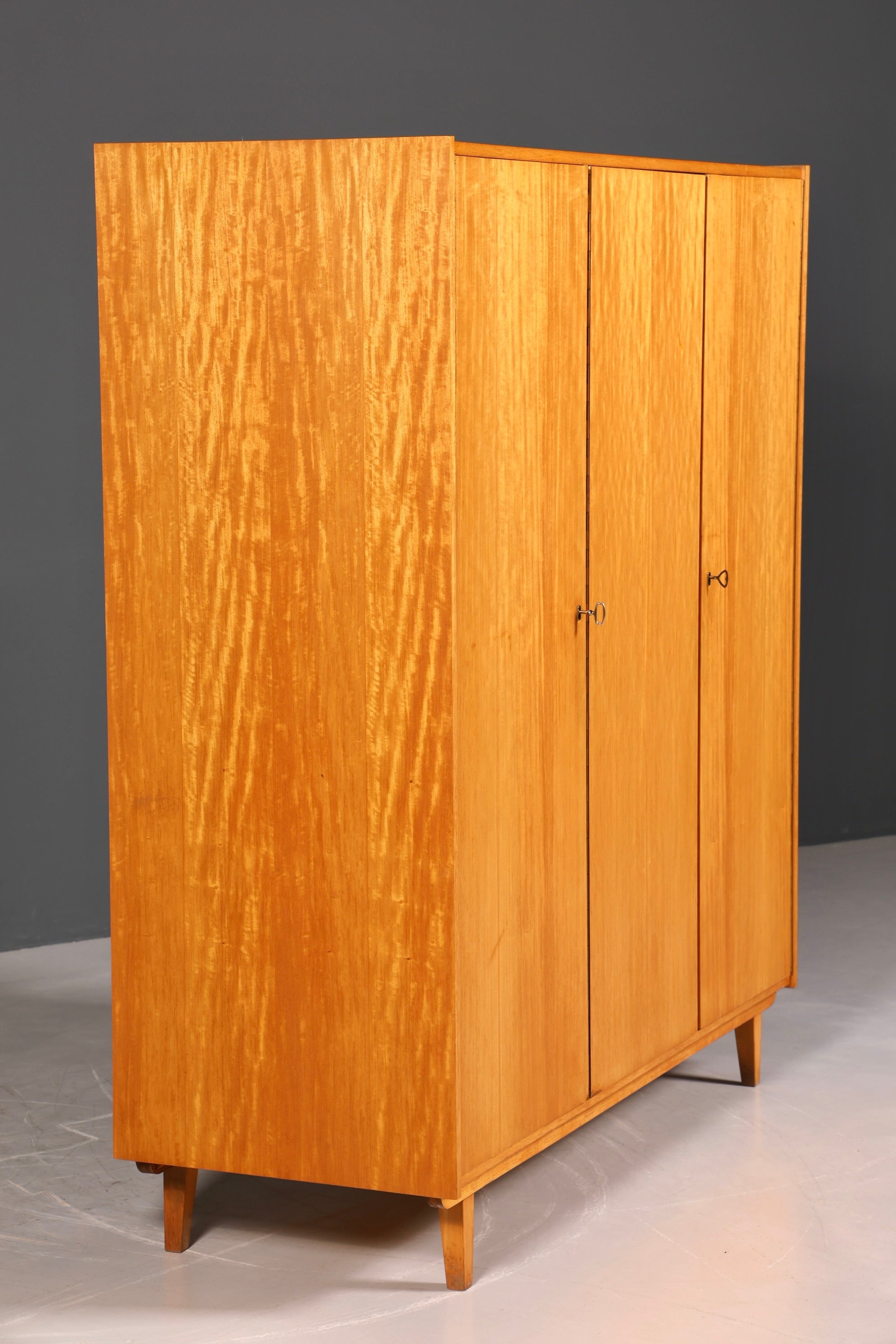 F937 Finish Traumhafter Mid Century Kleiderschrank Vintage Schrank Retro Wäscheschrank