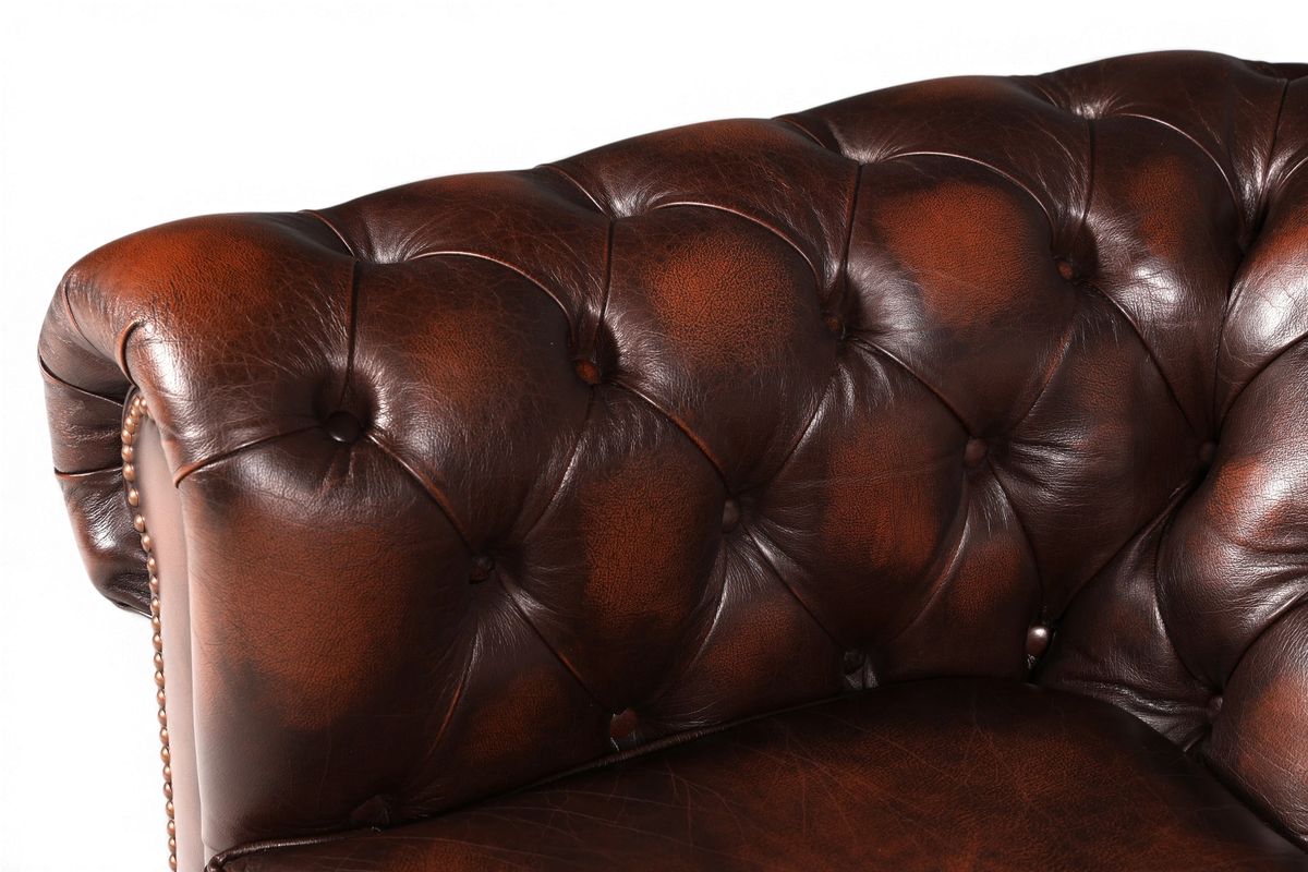 Hauptstadt Möblerei Centurion Chesterfield 2-Sitzer Sofa aus braunem Echtleder mit klassischer Knopfheftung