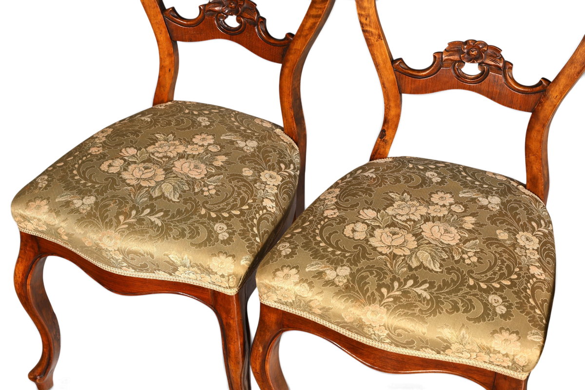 Hauptstadt Möblerei Set aus zwei antiken Louis Philippe Biedermeier Stühlen mit gemustertem Stoff und Holzrahmen