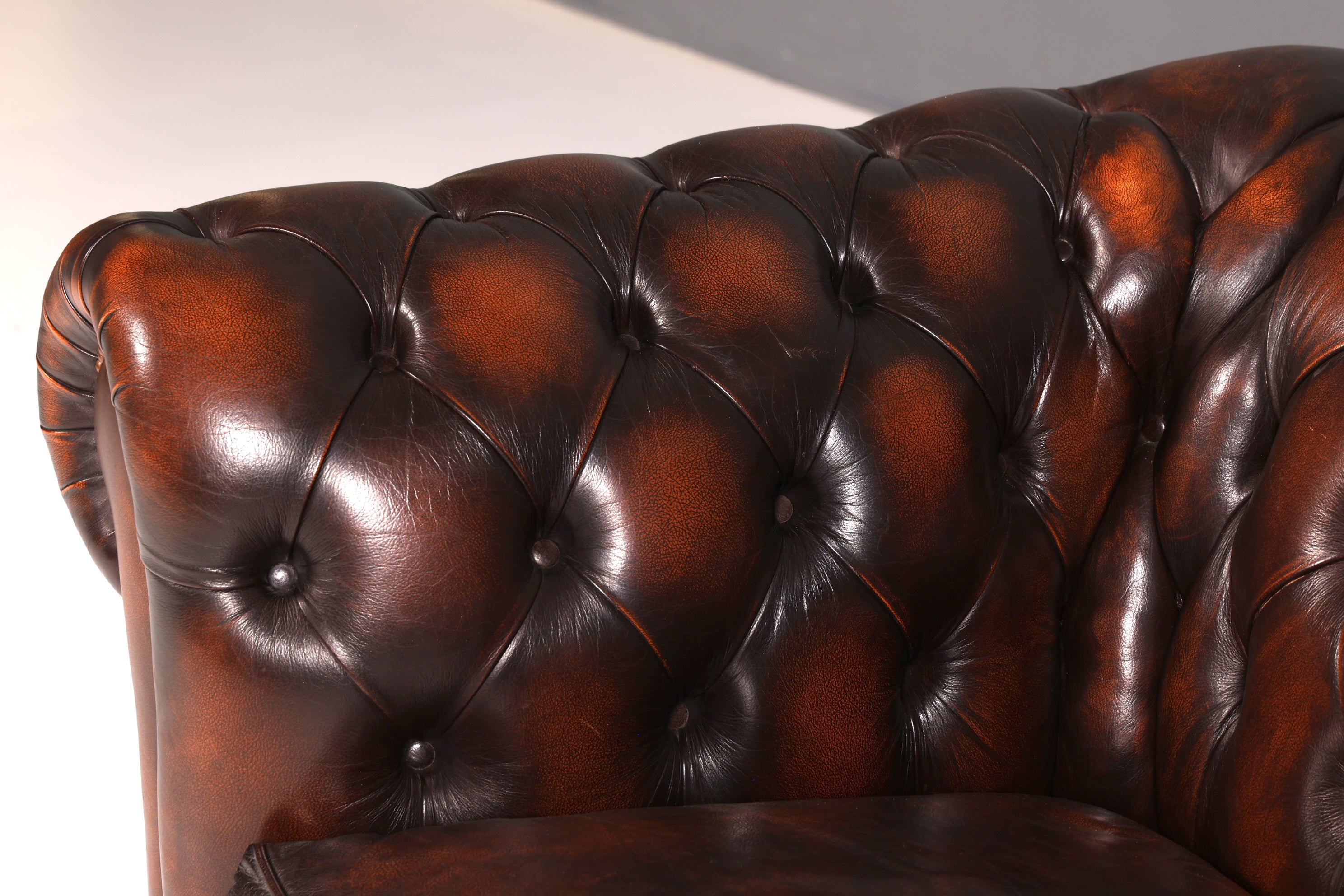Edles Original Chesterfield Sofa 2-Sitzer Couch Echt Leder Englisch Antik Polstersofa