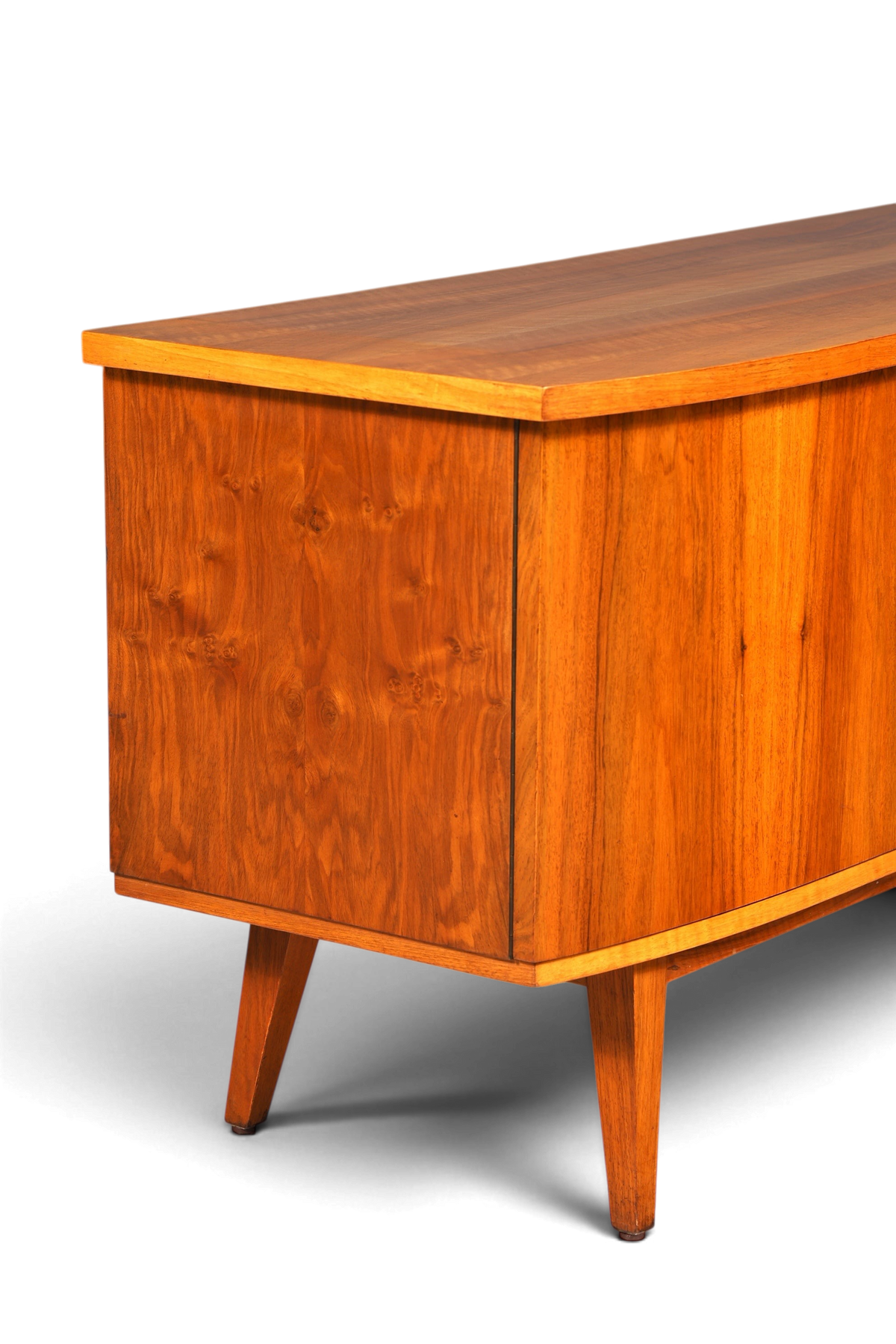Hauptstadt Möblerei Mid Century Sideboard aus Echtholz im skandinavischen Design mit konischen Beinen