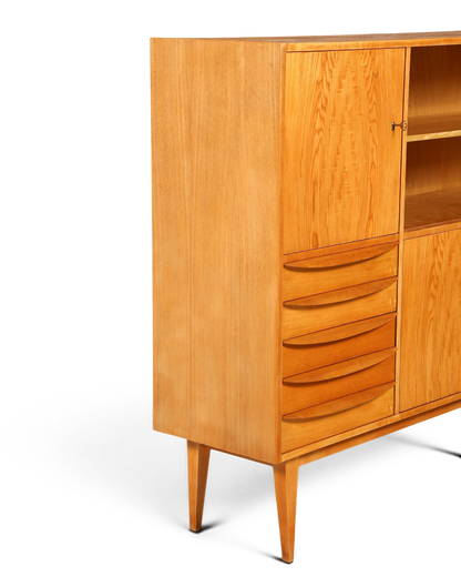 Hauptstadt Möblerei Hellerau Vitrine Modell 602 von Franz Ehrlich aus hellem Holz mit Schubladen und Schiebetüren