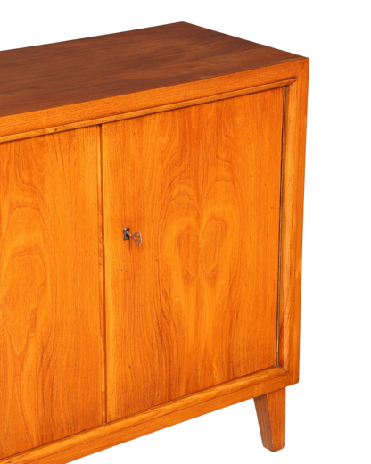Hauptstadt Möblerei Mid Century Kommode aus massivem Holz mit zwei Türen und Schlüssel im Vintage Design