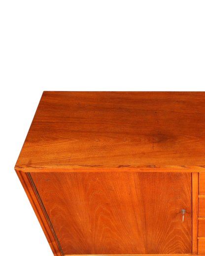 Hauptstadt Möblerei Mid Century Sideboard aus Echtholz mit sichtbarer Maserung in warmem Braunton