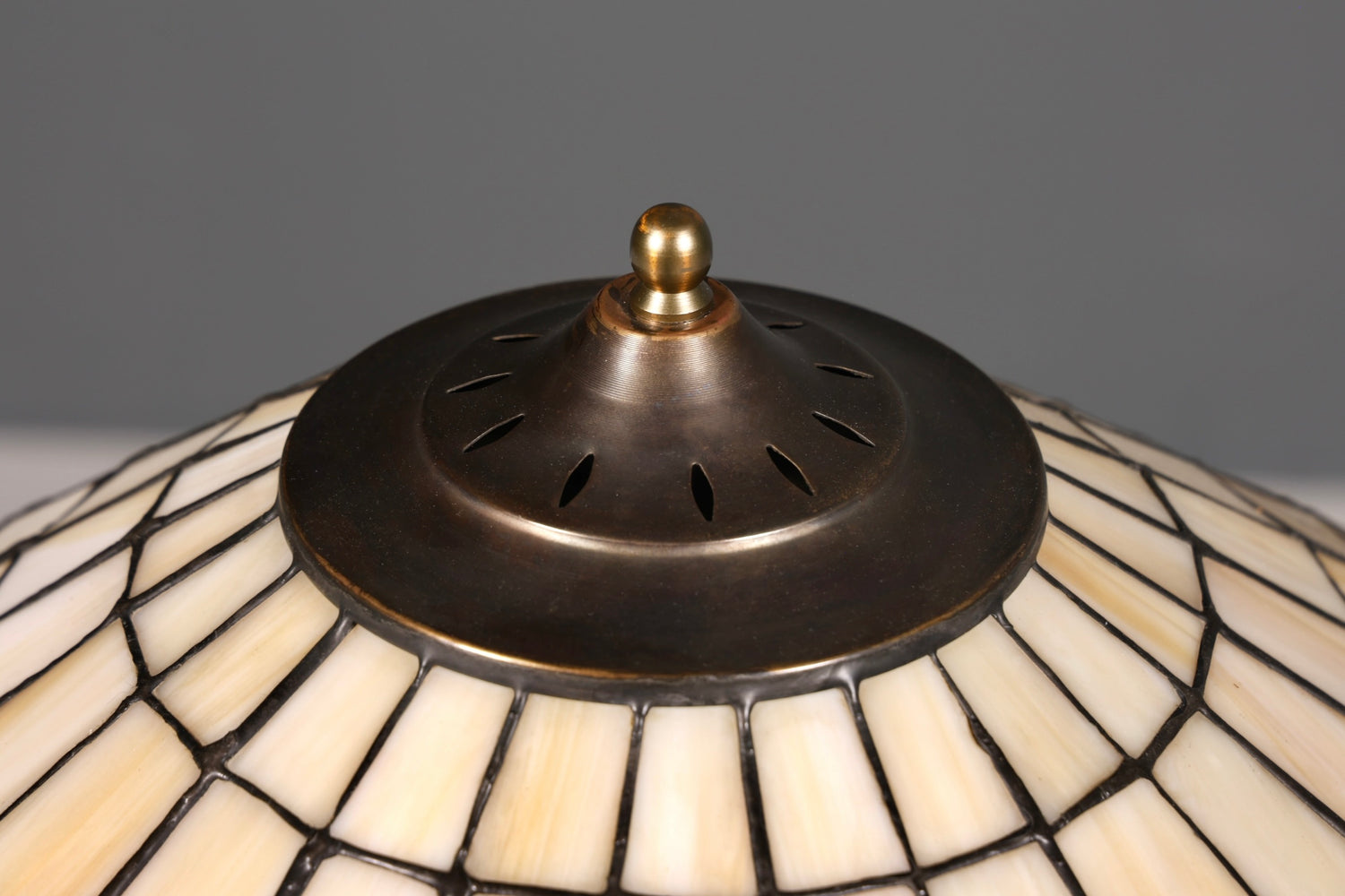 Traumhafte Antike Tiffany Tischlampe Glaslampenschirm Messingfuß Lampe Prunklampe