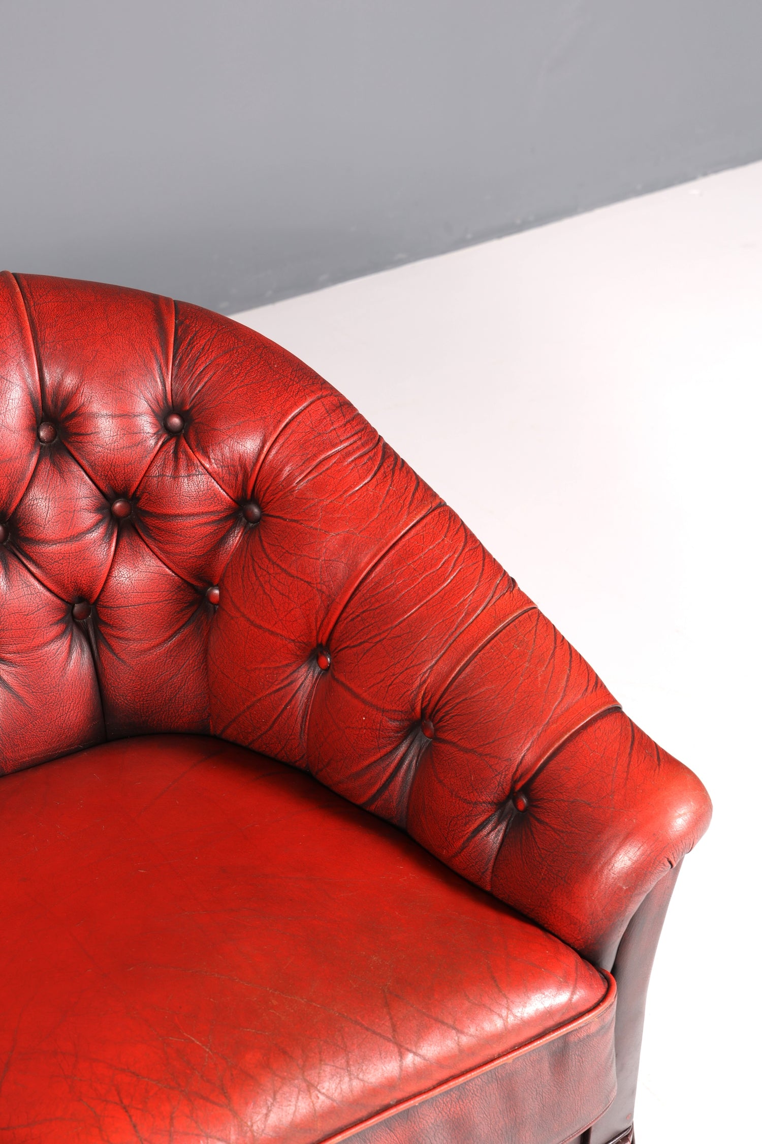 F846 Finish Wunderschönes Original Chesterfield 2er Sofa Englisch Oxblood Leder 2- Sitzer Couch