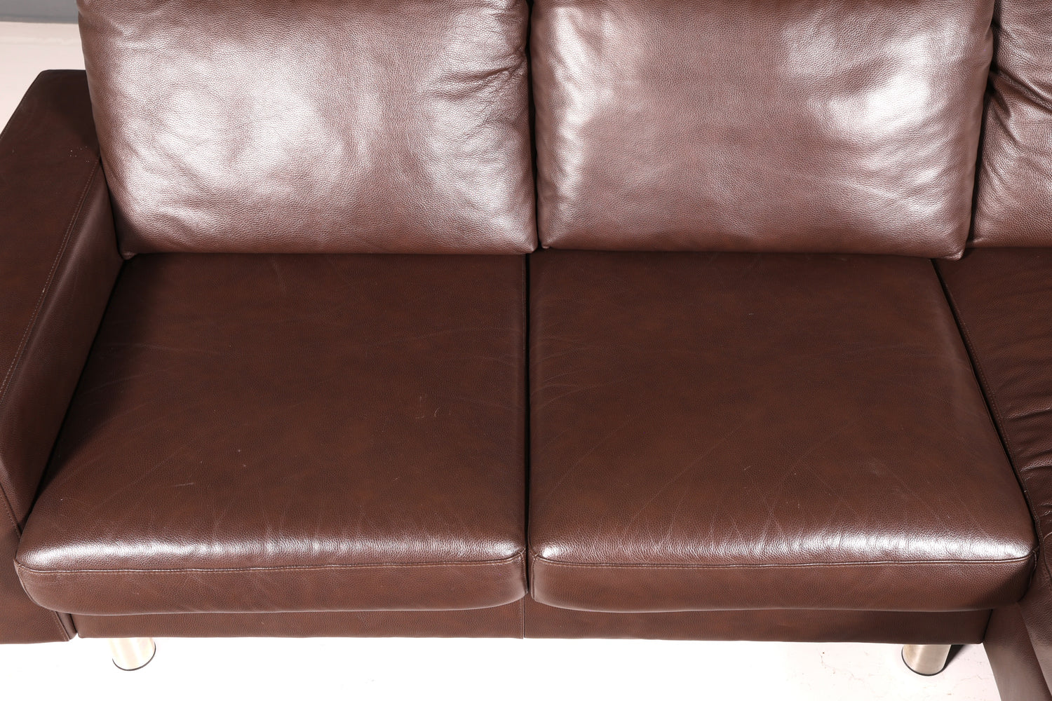 Beautiful Stressless E200 corner sofa in genuine brown leather with chaise longue, footstool, and vintage leather upholstery.