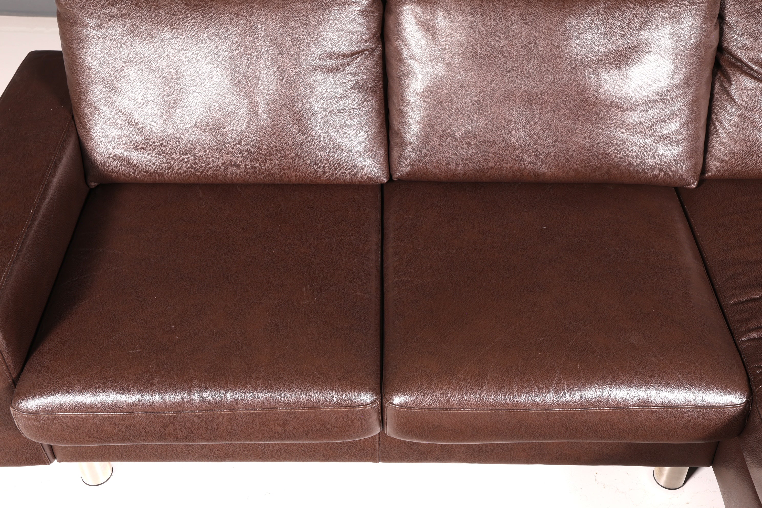 Beautiful Stressless E200 corner sofa in genuine brown leather with chaise longue, footstool, and vintage leather upholstery.