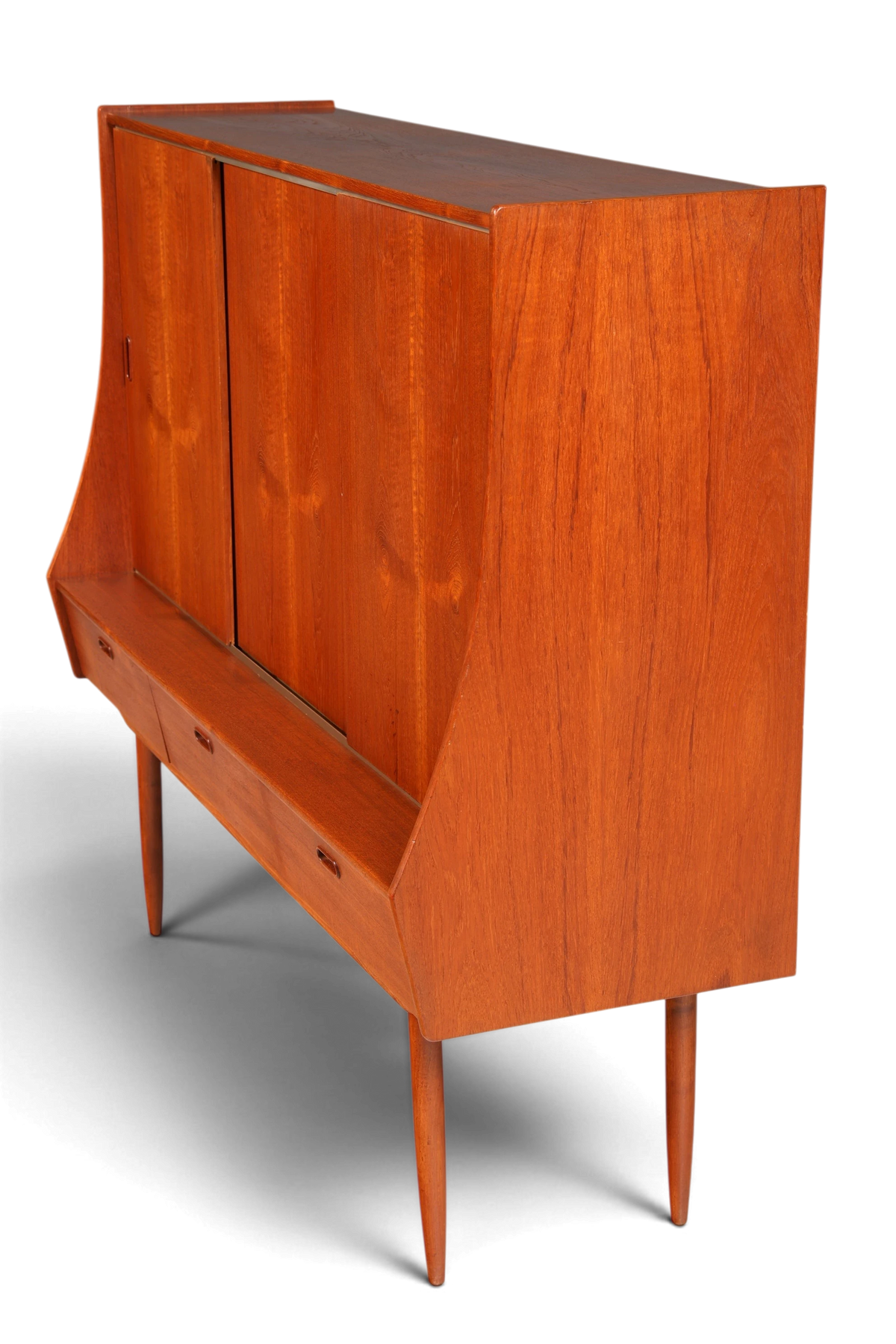 Hauptstadt Möblerei Mid Century Highboard aus Teakholz mit Schiebetüren und Schubladen im dänischen Design