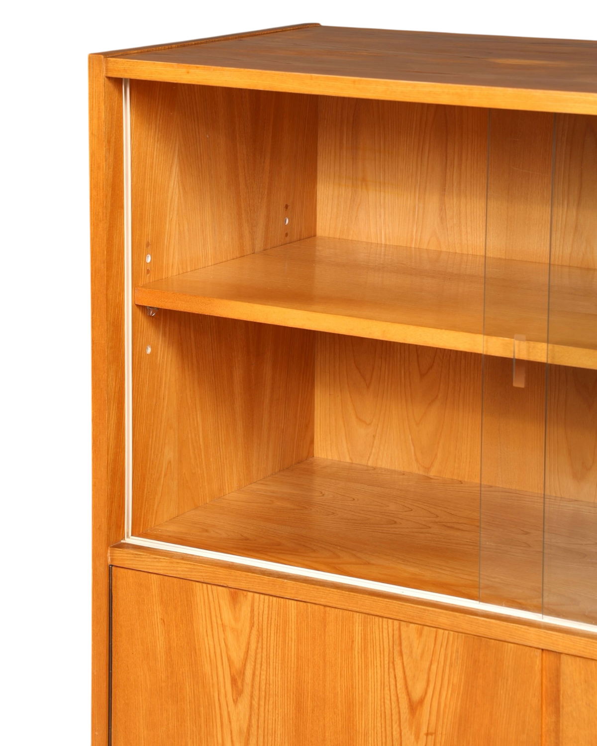 Hauptstadt Möblerei Vitrinenschrank aus hellem Holz mit verstellbaren Einlegeböden und Schiebetüren aus Glas