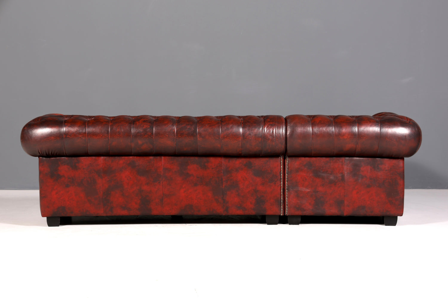 Wunderschönes seltenes Original Chesterfield Sofa mit Hocker 4- Sitzer echt Leder Oxblood Couch Englisch Eckcouch