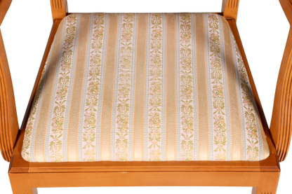 Hauptstadt Möblerei englischer Armlehnstuhl mit beigem, floral gestreiftem Polstersitz und hochwertigem Holzrahmen