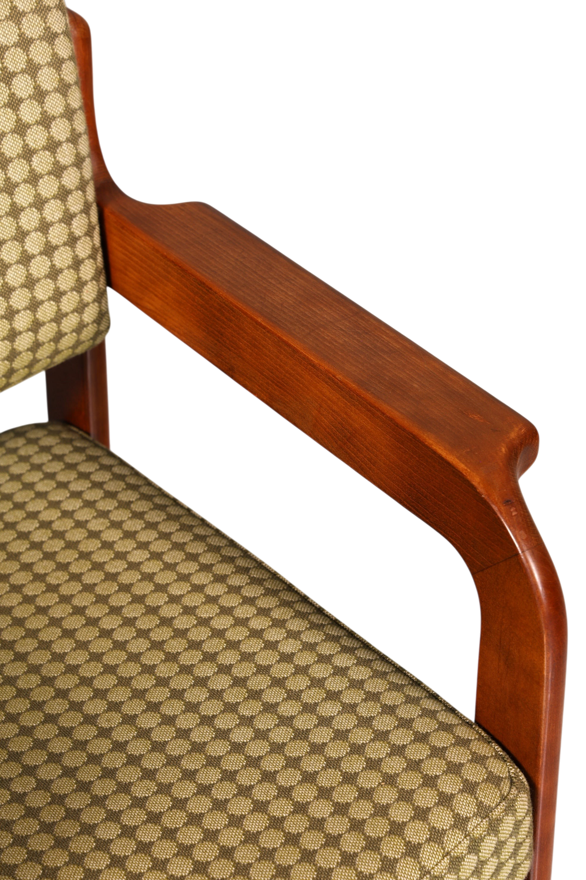 Hauptstadt Möblerei Mid Century Armlehnstuhl aus Holz mit gemustertem Stoffbezug und geschwungener Armlehne