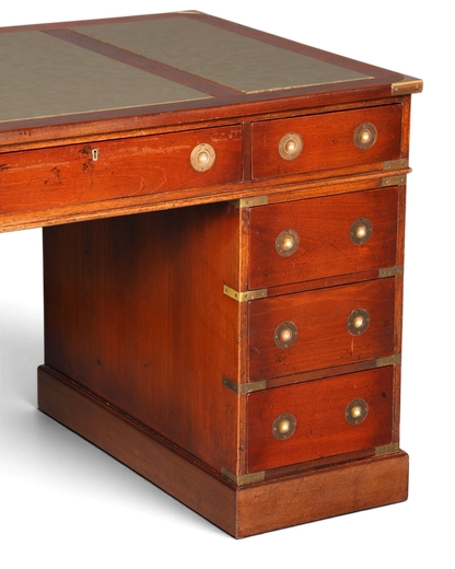 Hauptstadt Möblerei maritimer Schreibtisch aus Echtholz im Military-Chest-Stil mit Messing-Griffen und Lederauflage