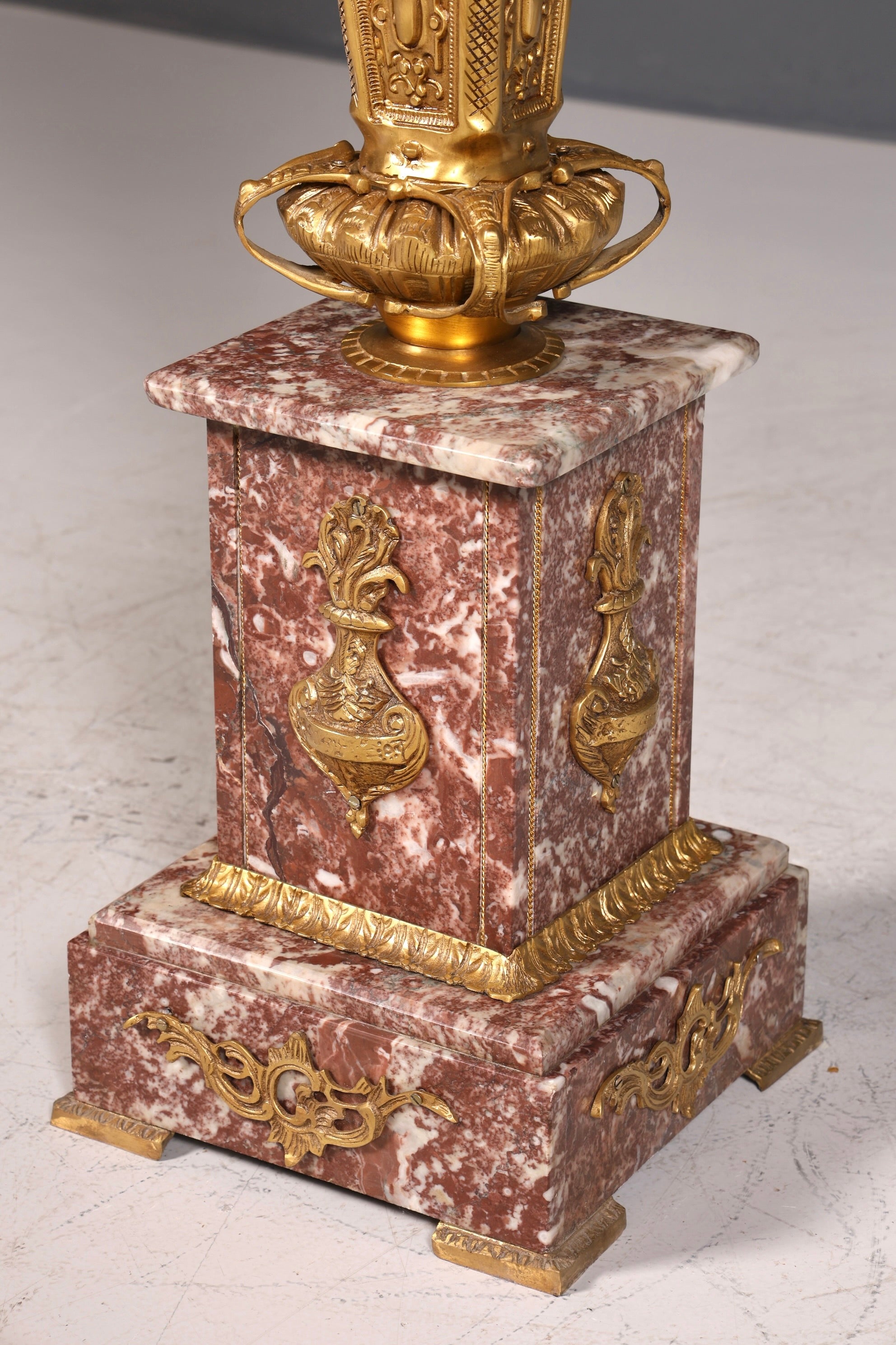 Wunderschöne Barock Stil Säule mit Vase Louis XV Marmor Blumensäule Naturstein Sockel Ablage