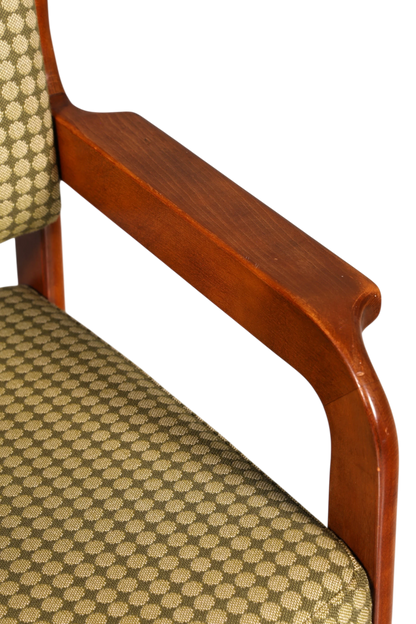 Hauptstadt Möblerei Mid Century Armlehnstuhl aus Holz mit gemustertem Stoffbezug und geschwungenen Armlehnen