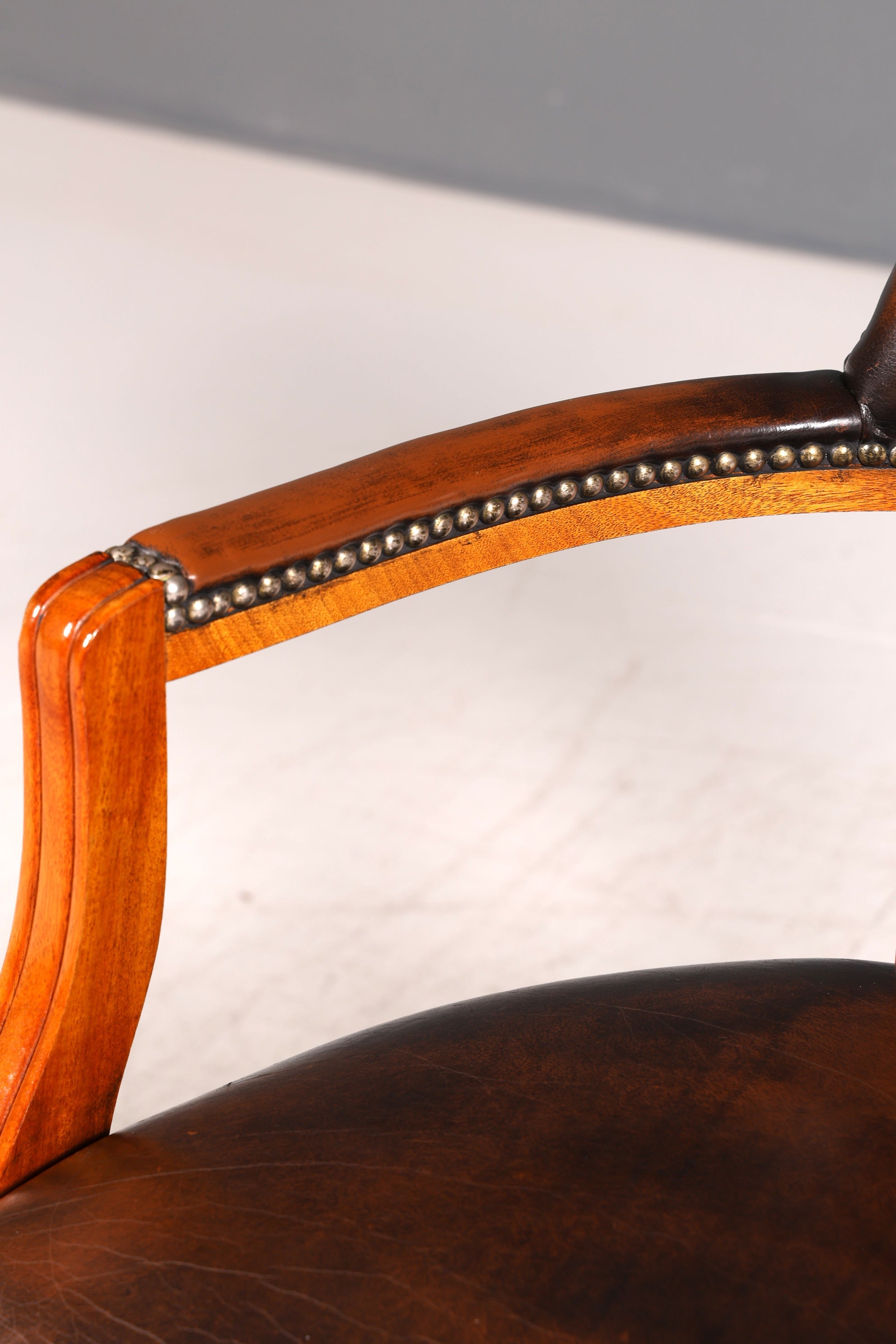 Wunderschöner Chesterfield Armlehnstuhl Braun Echt Leder Englisch Bürostuhl Schreibtischstuhl Sekretär Stuhl Court Chair 3 von 4