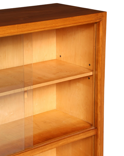 Hauptstadt Möblerei Vitrinenschrank aus hellem Holz mit Glasschiebetüren und Regalböden