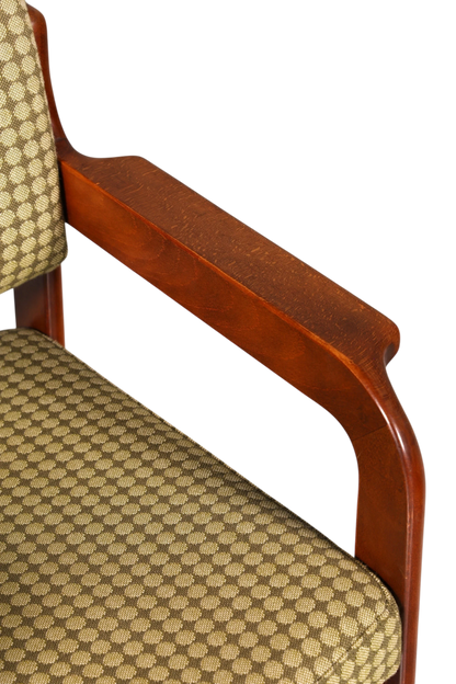 Hauptstadt Möblerei Mid Century Armlehnstuhl aus Holz mit gemustertem Stoffbezug und geschwungener Armlehne