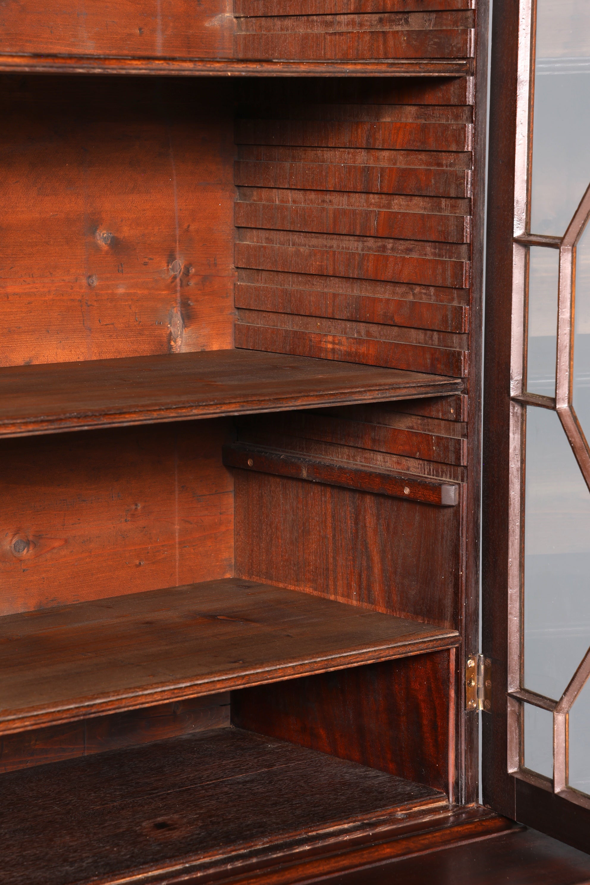 Wunderschöne Englische Antik Vitrine um 1700 George III Mahagoni Bücherschrank Buffet Glasvitrine Kommode