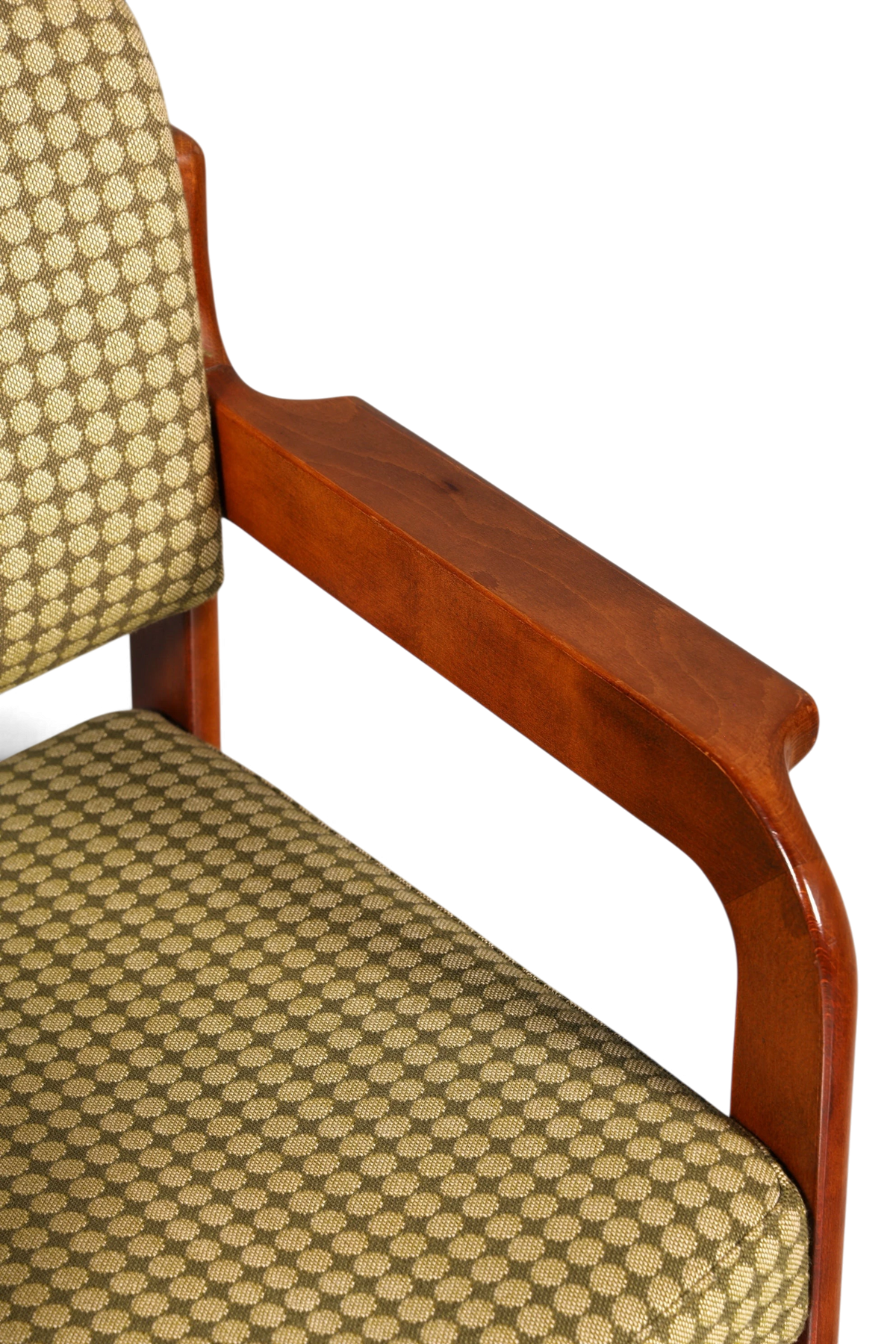 Hauptstadt Möblerei Mid Century Armlehnstuhl mit warmem Holzgestell und gemustertem Stoffbezug in Vintage-Optik