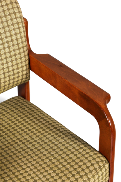 Hauptstadt Möblerei Mid Century Armlehnstuhl mit warmem Holzgestell und gemustertem Stoffbezug in Vintage-Optik