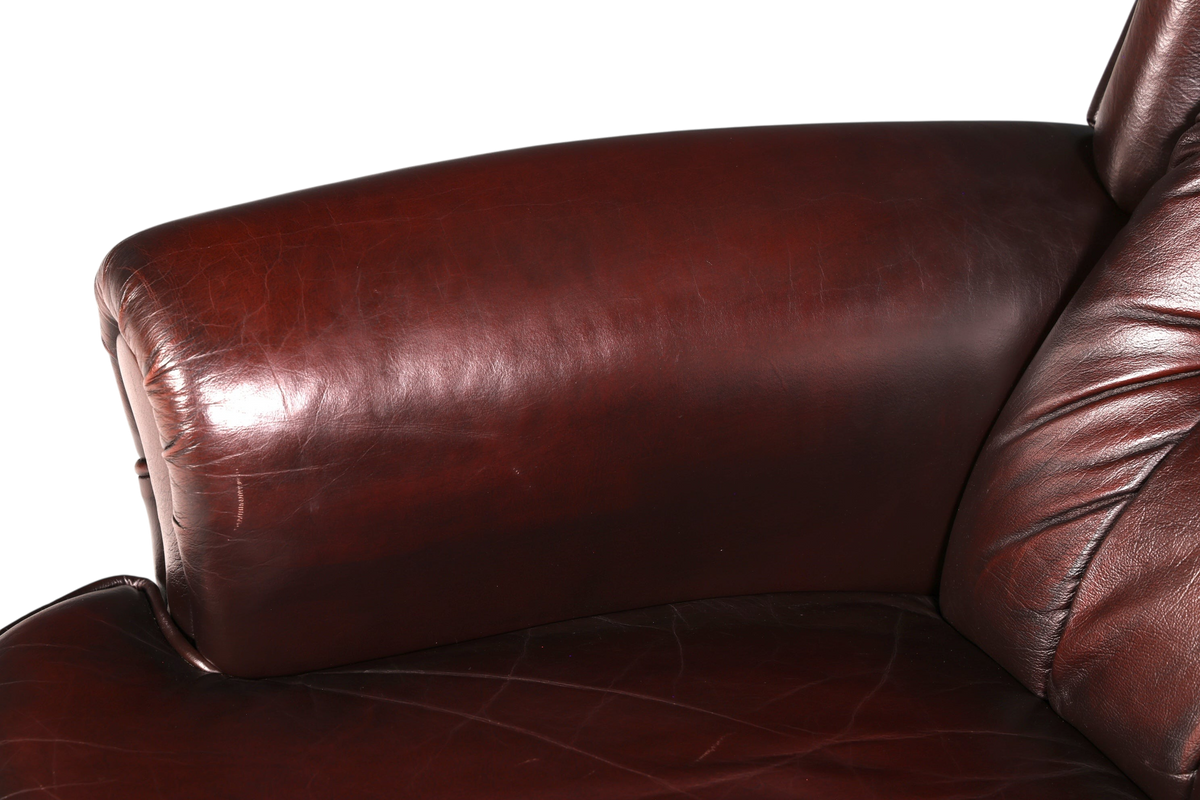 Hauptstadt Möblerei Chesterfield Ohrensessel aus braunem Echtleder mit klassischer Knopfheftung und weicher Textur
