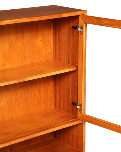 Hauptstadt Möblerei H947 Vitrinenschrank aus warmem Teakholz mit verstellbaren Einlegeböden und Glastür