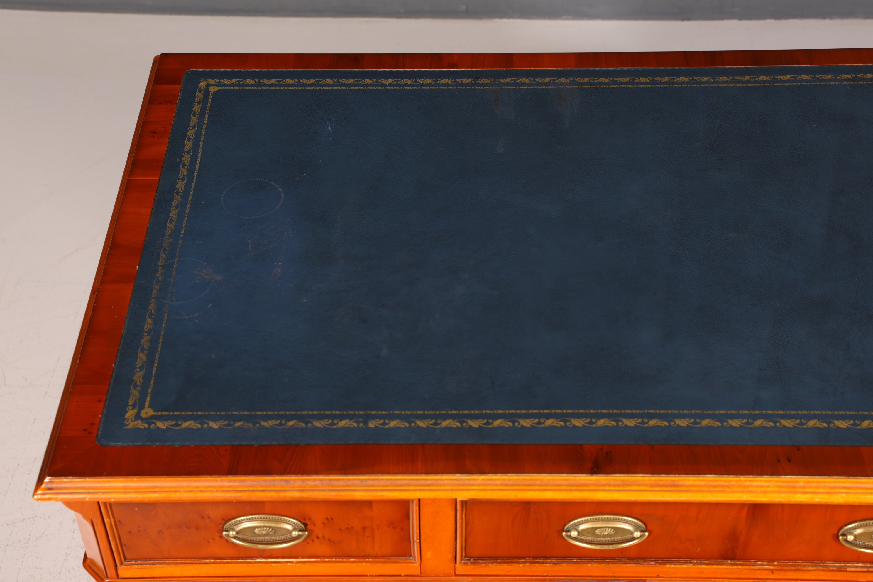 Beautiful Original Heldense English Desk Yew Real Leather Top Office Desk Antique Style